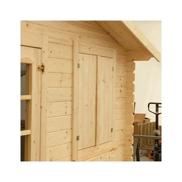 Gartenhaus, Gerätehaus 12m2 - 4x3m - 28mm -  - Detailansicht eines Blockhaus-Abschnitts aus hellem Naturholz mit Tür und Fenster samt geschlossenen Holzläden.