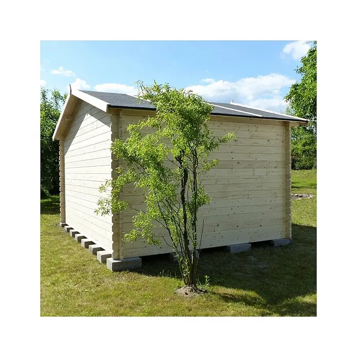 Gartenhaus, Gerätehaus 12m2 - 4x3m - 28mm -  - Heller Holzgeräteschuppen mit dunklem Dach, auf Betonblöcken in einem Garten, mit kleinem Baum davor.