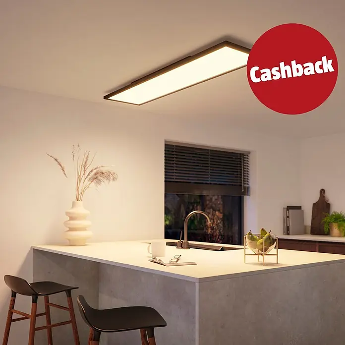 Philips Hue LED-Panel White Ambience Aurelle - neue Generation - 39 W, L x B x H: 120 x 30 x 4,6 cm, Schwarz, Warmweiß - Rechteckige Deckenleuchte mit dunklem Rahmen spendet warmes Licht über einer modernen Kücheninsel.