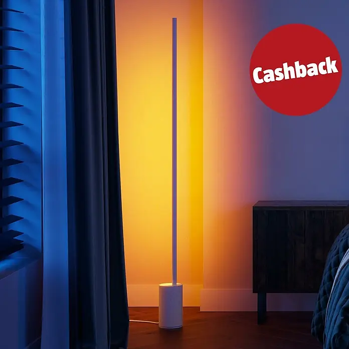 Philips Hue LED-Stehleuchte Signe - 29 W, Höhe: 145 cm, Weiß, RGBW - Eine hohe, schlanke weiße Stehlampe spendet warmgelbes Licht in einem gemütlichen Raum.