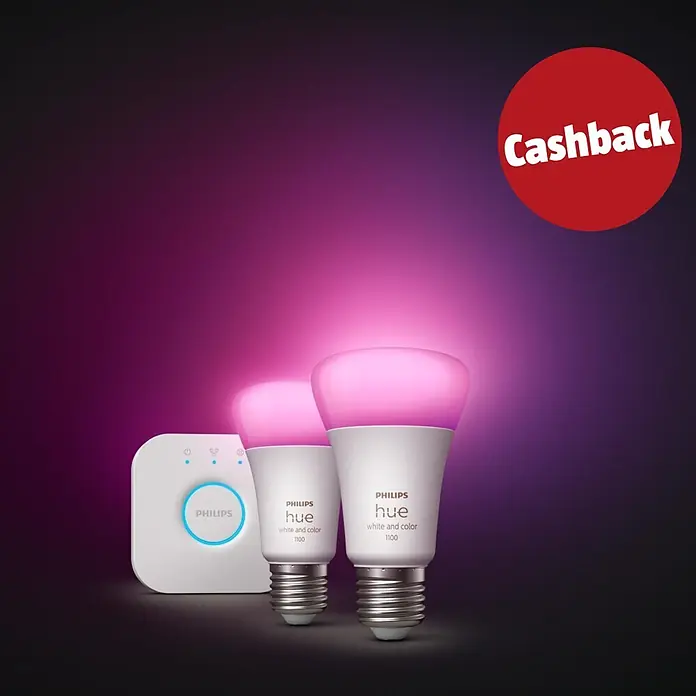 Philips Hue Smart-LED-Lampen-Set - E27, Dimmbar, RGBW, 1.100 lm, 9 W - Zwei weiße Philips Hue Smart-Lampen leuchten rosa, eine weiße Hue Bridge und ein roter "Cashback"-Aufkleber vor lilafarbenem Hintergrund.