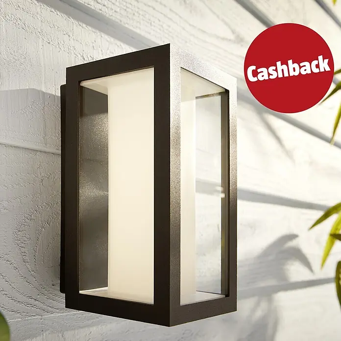 Philips Hue LED-Außenwandleuchte Impress - 8 W, 14,1 x 12 x 24 cm, Schwarz, IP44 - Schwarze rechteckige Außenwandleuchte mit mattem Diffusor, an einer strukturierten Wand montiert.