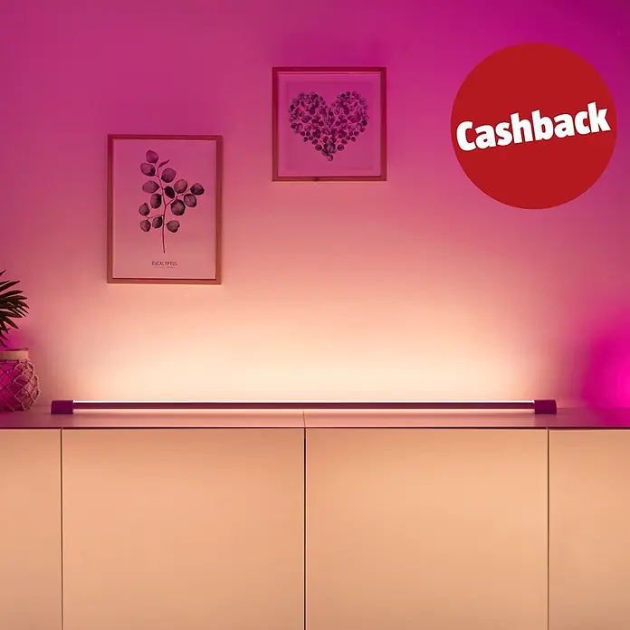 Philips Hue LED-Lichtleiste Gradient Light Tube - Weiß, Länge: 137,7 cm - Lineare Smart-Lichtleiste beleuchtet eine Wand mit pinkem und orangefarbenem Licht, auf einem Schrank.