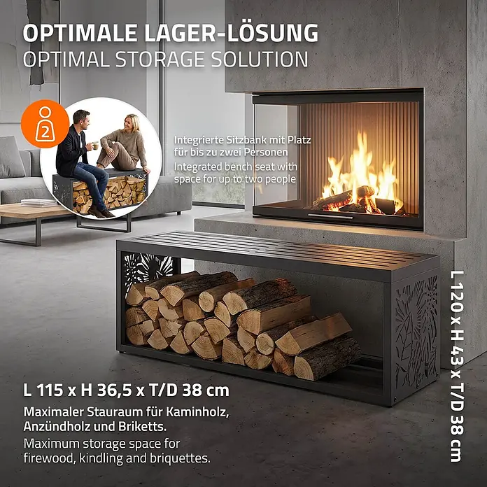 Kaminholzbank Innen/Aussen  120 cm aus Metall -  - Dunkelgraue Metall-Holzlagerbank mit dekorativen Seiten, gefüllt mit Holz, neben einem Kamin. Eingeblendet: zwei Personen darauf sitzend.