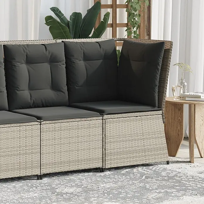 Furnicato Gartensessel aus PE-Rattan, Hellgrau -  - Helles beiges Rattan-Loungesofa mit dunkelgrauen Kissen, neben einem kleinen Holztisch.