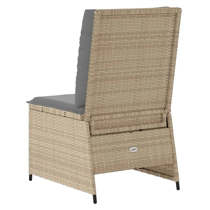 Furnicato Gartensessel mit Liegefunktion aus PE-Rattan, Beige -  - Rückansicht eines beigen Polyrattan-Gartenstuhls mit weichen grauen Kissen.