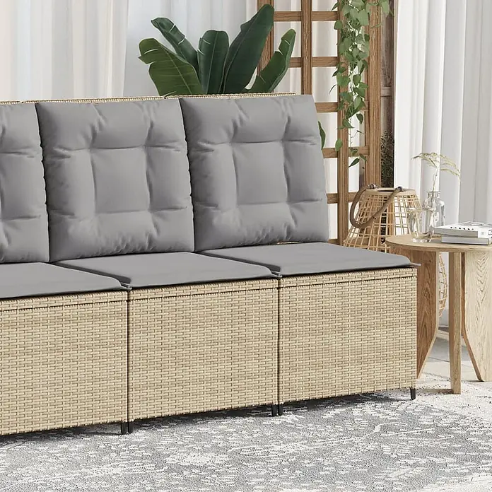 Furnicato Gartensessel mit Liegefunktion aus PE-Rattan, Beige -  - Modulares beiges Rattan-Gartensofa mit hellgrauen Kissen auf einer Terrasse.