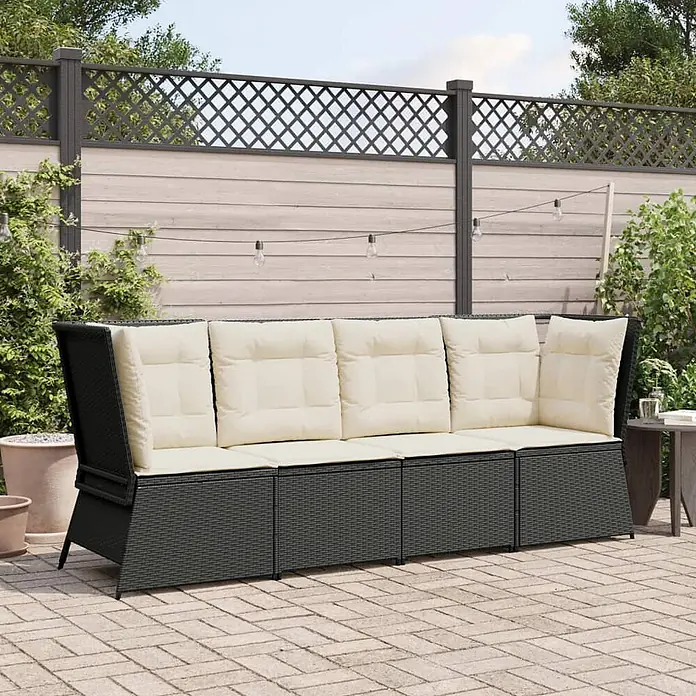 Furnicato Gartensessel aus PE-Rattan, Schwarz -  - Ein viersitziges schwarzes Polyrattan-Gartensofa mit cremefarbenen Kissen auf einer Terrasse.