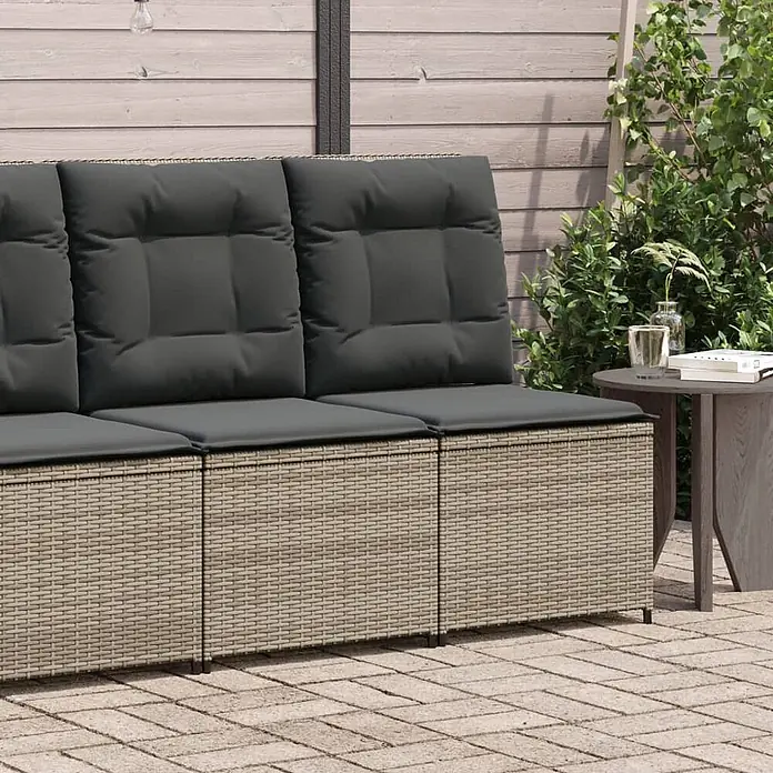 Furnicato Gartensessel mit Liegefunktion aus PE-Rattan, Grau -  - Helles Rattan-Gartensofa mit dunkelgrauen Kissen auf einer Terrasse.