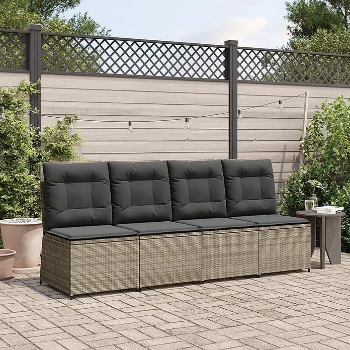 Furnicato Gartensessel mit Liegefunktion aus PE-Rattan, Grau -  - Langes modulares Outdoor-Sofa mit hellbraunem Rattan-Gestell und dunkelgrauen Kissen, auf einer Terrasse.