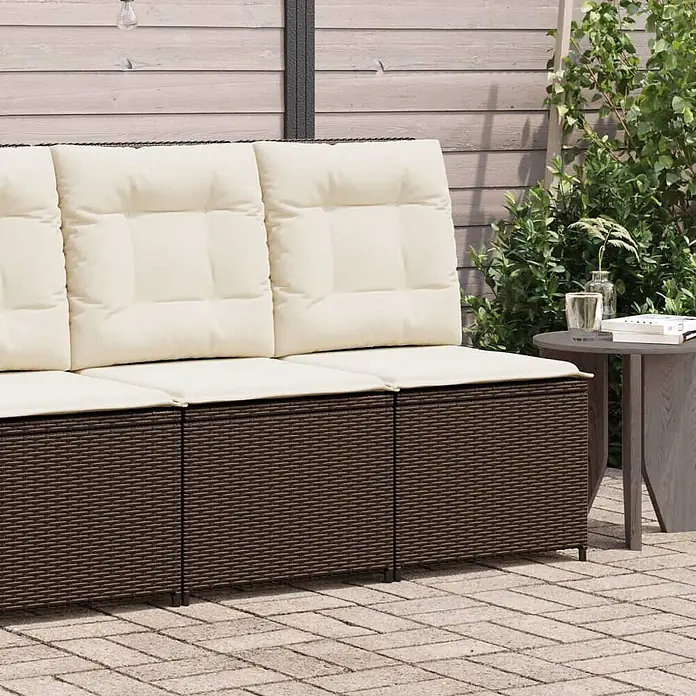 Furnicato Gartensessel mit Liegefunktion aus PE-Rattan, Braun -  - Braunes Outdoor-Sofa aus Polyrattan mit cremefarbenen Kissen auf einer Terrasse, neben einem Beistelltisch.