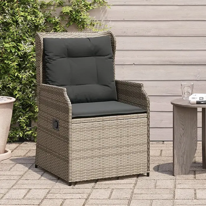 Furnicato 2er-Set Gartenstühle PE-Rattan Grau verstellbar -  - Hellgrauer Rattan-Outdoor-Sessel mit dunkelgrauen Kissen und integriertem Stauraum, ideal für Terrasse oder Garten.