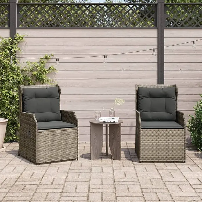 Furnicato 2er-Set Gartenstühle PE-Rattan Grau verstellbar -  - Zwei braune Polyrattan-Gartenstühle mit dunkelgrauen Kissen und passendem kleinen Holztisch auf gepflasterter Terrasse.