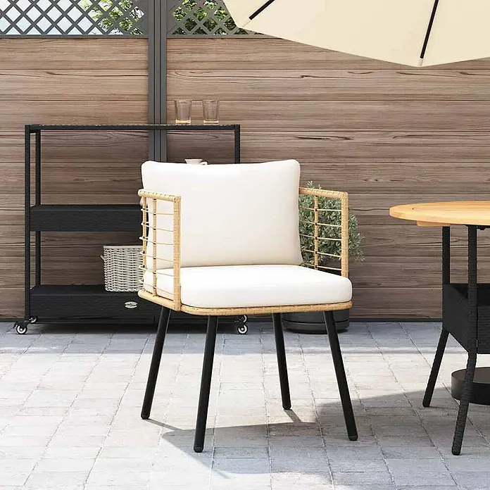 Furnicato Gartenstuhl PE-Rattan Natur mit Kissen -  - Outdoor-Esszimmerstuhl mit cremefarbenen Kissen, natürlichem Korbrahmen und schwarzen Beinen auf einer Terrasse.