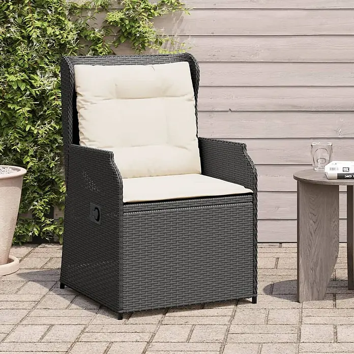Furnicato Gartenstuhl-Set, 2-teilig, PE-Rattan, Schwarz -  - Dunkelgrauer Rattan-Gartensessel mit Stauraum und cremefarbenen Kissen auf einer Terrasse.