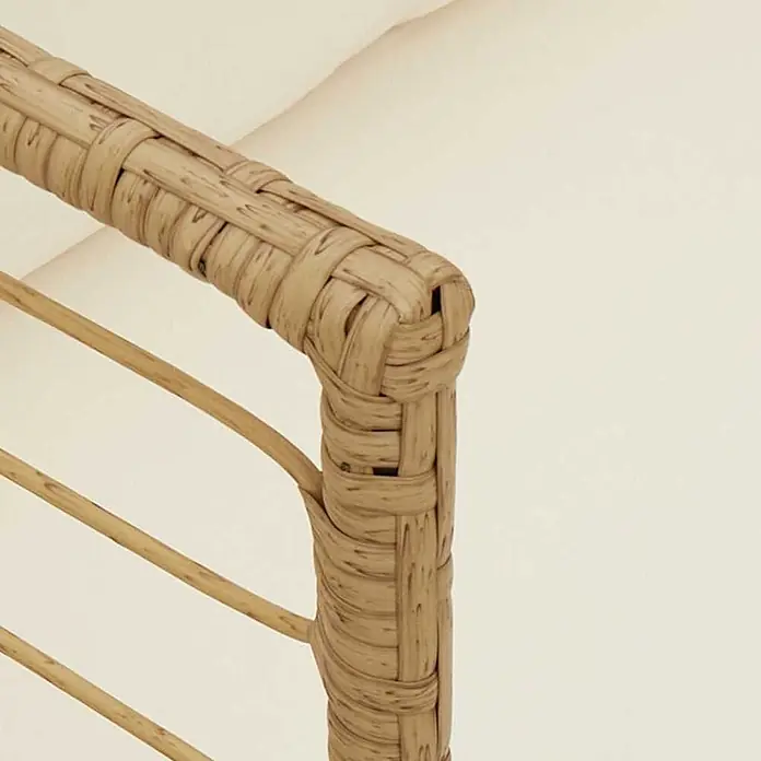 Furnicato Gartenstuhl PE-Rattan Natur mit Kissen -  - Nahaufnahme eines hellbraunen, geflochtenen Rattan-Möbelteils, das die natürliche Faserstruktur zeigt.