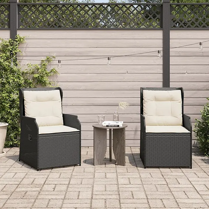 Furnicato Gartenstuhl-Set, 2-teilig, PE-Rattan, Schwarz -  - Zwei dunkelgraue Korbstühle mit cremefarbenen Kissen stehen neben einem kleinen grauen Beistelltisch auf einer gepflasterten Terrasse.