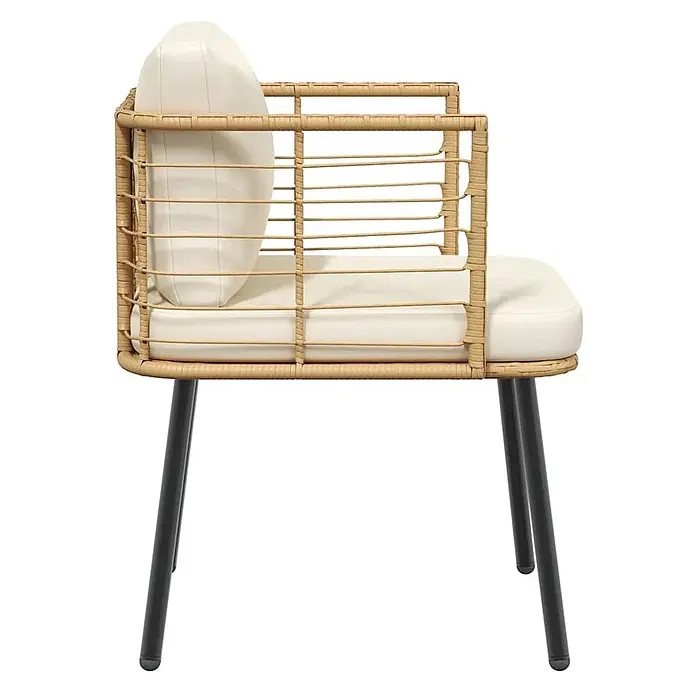 Furnicato Gartenstuhl PE-Rattan Natur mit Kissen -  - Seitenansicht eines Rattanstuhls mit cremefarbenen Polstern und dunklen Metallbeinen zum bequemen Sitzen.