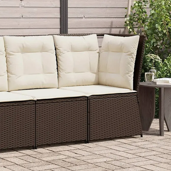 Furnicato Gartensessel aus PE-Rattan, Braun -  - Braunes Rattan-Gartensofa mit cremefarbenen Kissen auf Terrasse.