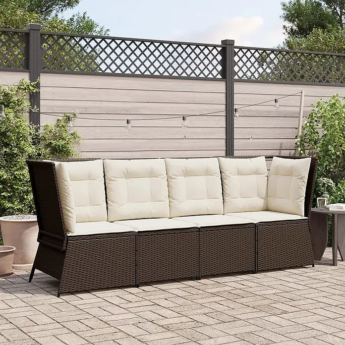 Furnicato Gartensessel aus PE-Rattan, Braun -  - Braunes Rattan-Gartensofa mit cremefarbenen Kissen auf einer Terrasse.