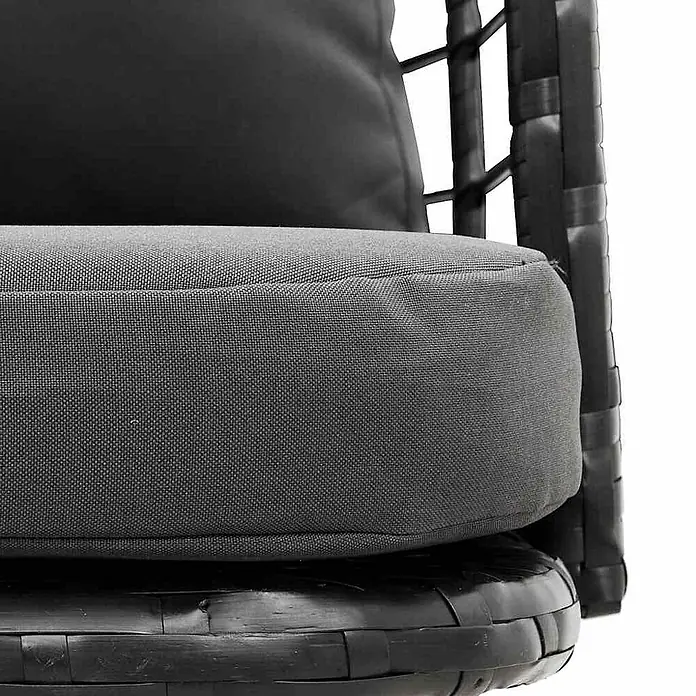 Furnicato Gartenstuhl PE-Rattan Schwarz mit Kissen -  - Nahaufnahme von dunkelgrauen Outdoor-Sitz- und Rückenkissen auf einer schwarzen geflochtenen Möbelbasis.