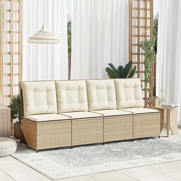 Furnicato Gartensessel mit Liegefunktion aus PE-Rattan, Beige -  - Viersitziges Outdoor-Rattan-Sofa mit cremefarbenen Kissen auf einer Terrasse. Modulares Design.