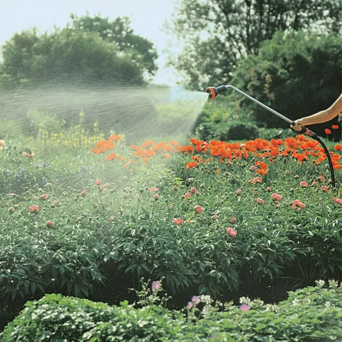Gardena Profi-System Spritz-Gießstab - Länge: 92 cm, Metall/Kunststoff, Anzahl Sprühformen: 3 Stk. - Bewässerung eines Gartens mit bunten Blumen mit einem praktischen Sprühgerät, das eine mühelose und gleichmäßige Bewässerung ermöglicht.