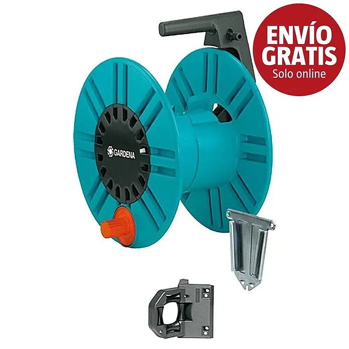 Gardena Classic Portamangueras manual de pared 60 - Plástico/metal, Opción de fijación para lanza - Carrete de manguera Gardena turquesa y negro con conector naranja, mostrado con dos soportes de pared gris.