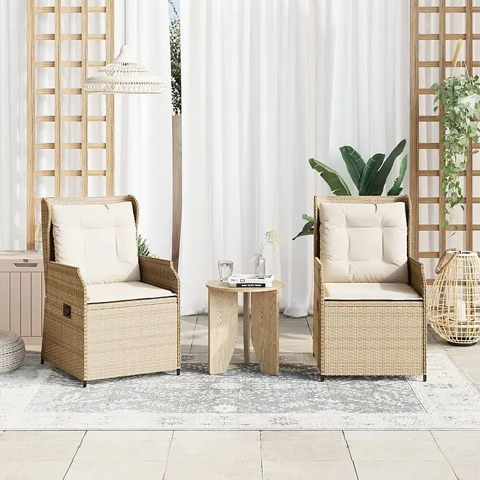 Furnicato 2er-Set Gartenstühle aus PE-Rattan, verstellbar, Beige -  - Zwei beige Rattan-Sessel mit cremefarbenen Kissen und einem kleinen Holztisch auf einem gemusterten Outdoor-Teppich, als gemütliche Terrassen-Sitzgruppe.