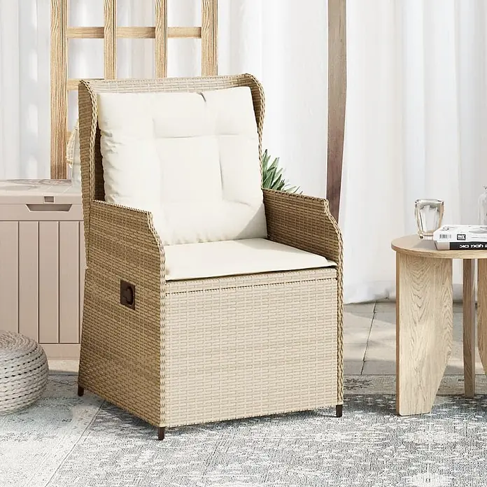 Furnicato 2er-Set Gartenstühle aus PE-Rattan, verstellbar, Beige -  - Outdoor-Sessel aus beigem Rattan-Stil mit cremefarbenen Kissen, auf einem gemusterten Teppich auf einer Terrasse neben einem Holztisch.