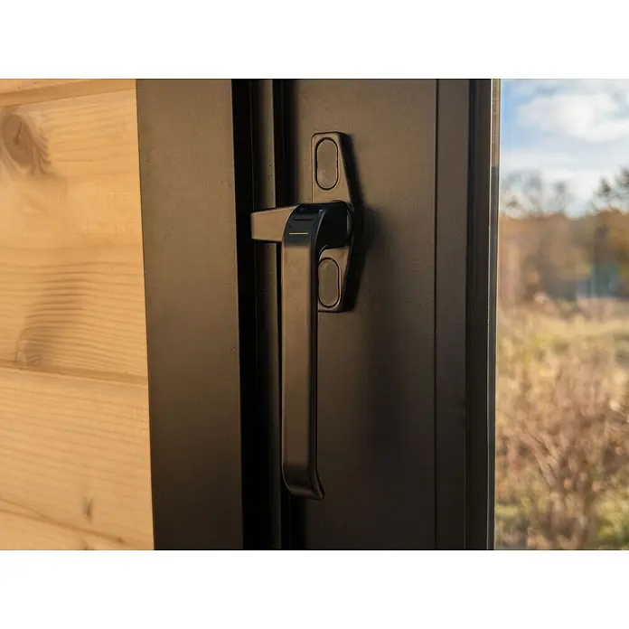 Fjordholz 2-Raum Gartenhaus  Alu Line 44-F, 19.20  m², Isoliervergl. -  - Schwarzer Fenstergriff an einem dunklen Rahmen, mit Holzwand innen und Blick nach draußen.