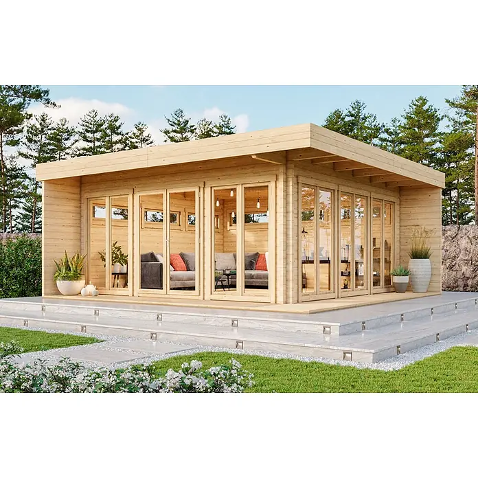 Fjordholz Gartenlounge Modell Mila 44, 33.62 m², Farbbehandlung Lichtgrau -  - Modernes Gartenhaus aus Holz mit großen Glas-Falttüren, das einen geräumigen Wohnbereich auf einer erhöhten Terrasse umgeben von Grün zeigt.