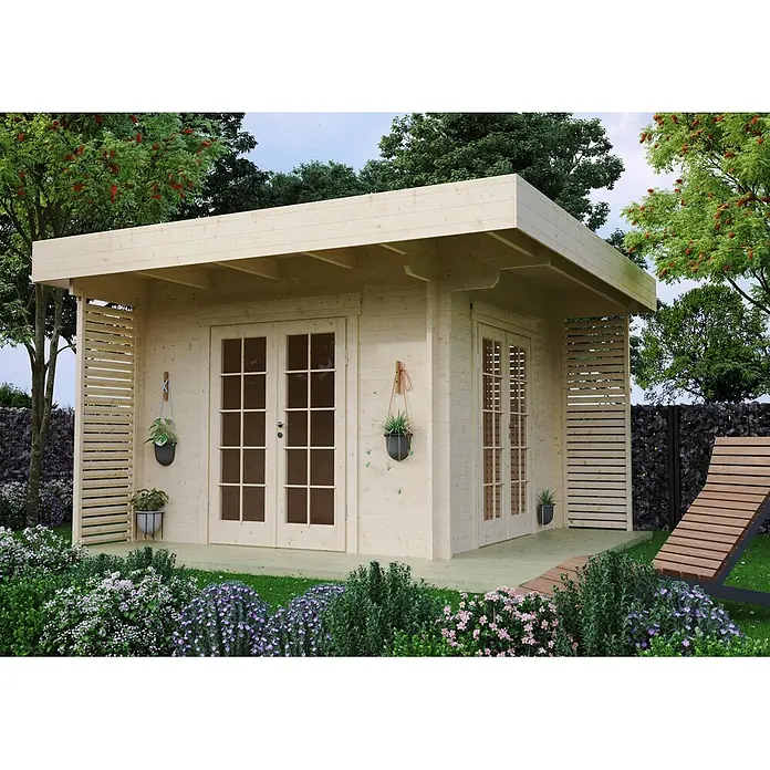 Gartenlounge Modell Petra 44 A, 12.72 m², Isolierverglasung -  - Eine helle Gartenhütte aus Holz mit Doppeltüren und überdachter Veranda, in einem üppigen Garten mit Pflanzen und Steinmauer.