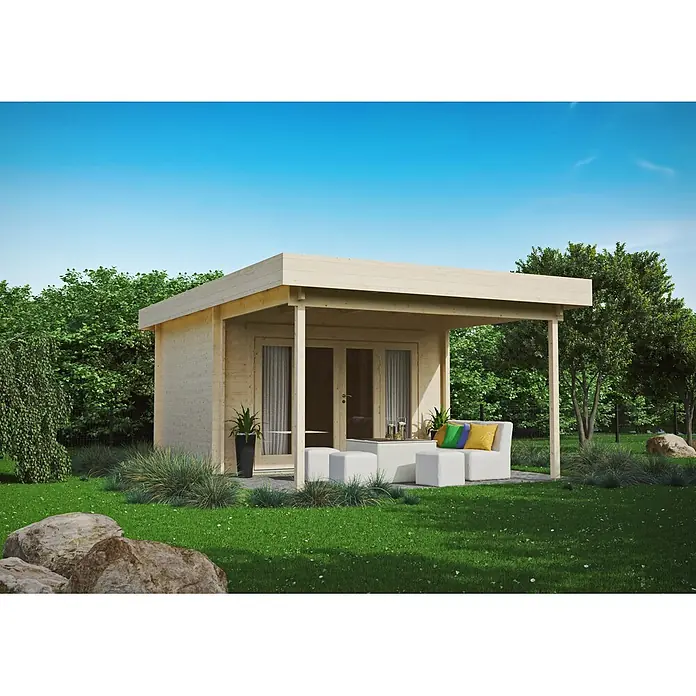 Fjordholz Gartenlounge  Sandra 44 D, 21.41 m², Kiefer/Pinie -  - Helles Gartenhaus aus Holz mit integrierter überdachter Terrasse, möbliert mit weißen Loungemöbeln in einem Garten.