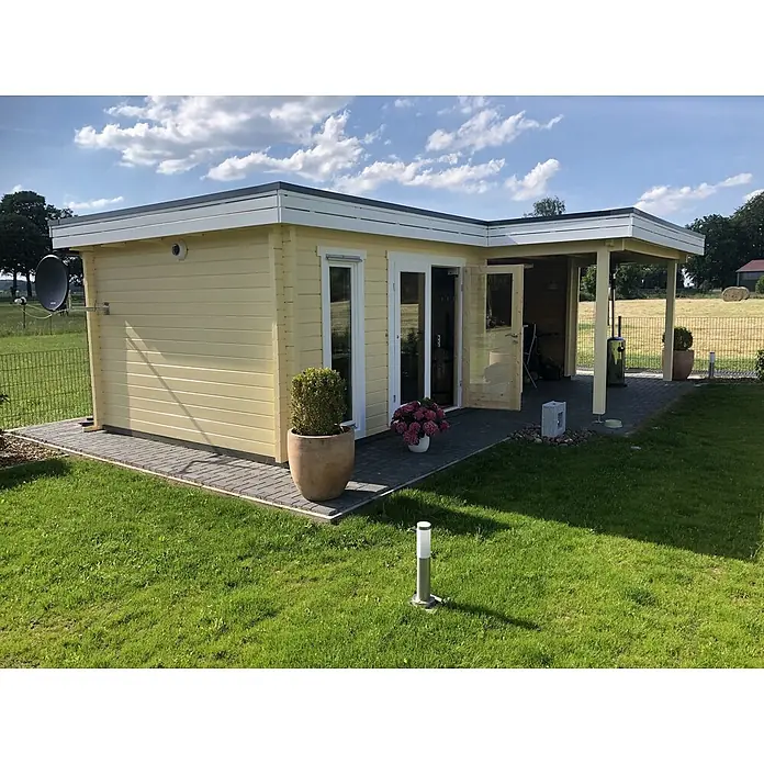 Fjordholz Gartenlounge Modell Romie 70, 29.07 m², Grau Imprägnierung -  - Hellgelbes Holzgartenhaus mit Flachdach, Glastüren und integriertem Carport auf einer gepflasterten Terrasse.
