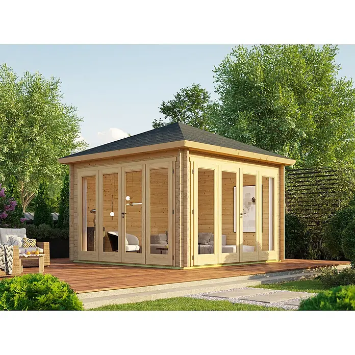 Fjordholz Gartenlounge  Kiano 44 G, 12.33  m²,  Lichtgrau -  - Helles Gartenhaus aus Holz mit Glastüren und dunklem Dach auf einer Terrasse im Garten.