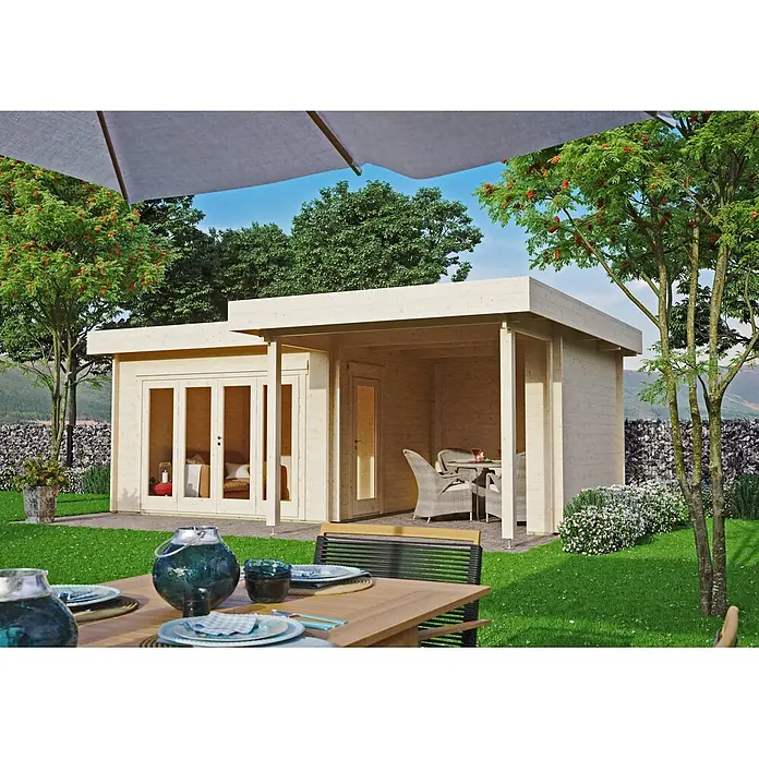 Gartenlounge Modell Sandra 44 F, 20.75 m², Isolierverglasung -  - Helles Holz Gartenhaus mit integrierter überdachter Terrasse, in einem grünen Garten mit Ess- und Sitzbereichen.