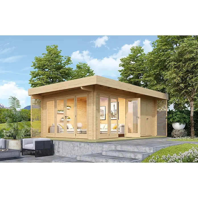 Fjordholz Gartenlounge Modell Konrad 70, 22.90 m², Farblose Imprägnierung -  - Geräumiges Gartenhaus aus hellem Holz mit Glasfalttüren, auf einer modernen Terrasse in einem grünen Garten.
