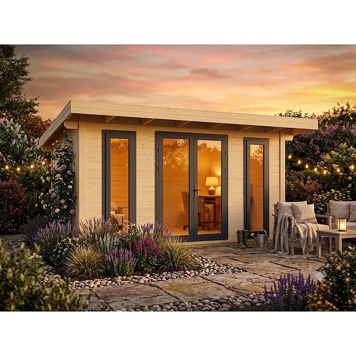 Fjordholz Gartenhaus Modell Alu Line 44-C, 13.44  m², Isolierverglasung -  - Helles Holz-Gartenbüro mit dunkelgrauen Rahmen, in einem üppigen Sonnenuntergangsgarten mit warmer Innenbeleuchtung.