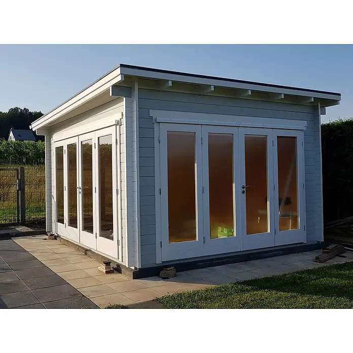 Fjordholz Gartenlounge Modell Sandra 44 A, 13.78  m², Isolierverglasung -  - Hellblaues Holzgartenhaus mit weißen Glastüren und Zierleisten, auf einer gefliesten Terrasse.