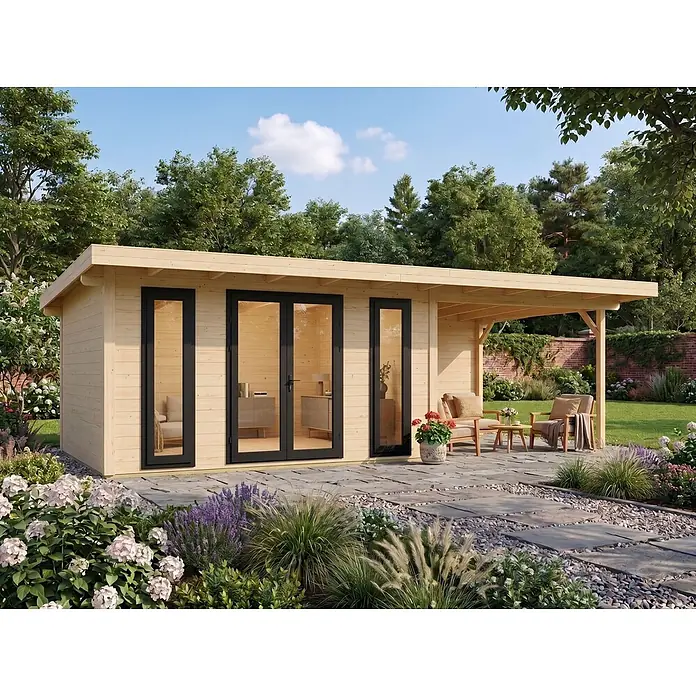 Fjordholz Gartenhaus Modell Alu Line 44-D, 23.04  m², Isolierverglasung -  - Helles Gartenhaus aus Holz mit schwarzen Fenstern und Türen, inklusive überdachter Terrasse mit Sitzgelegenheiten in einem grünen Garten.