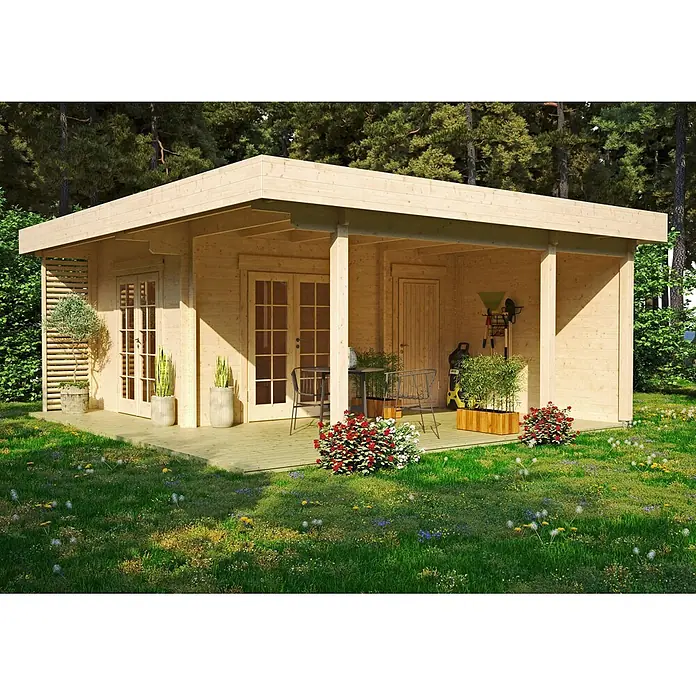 Gartenlounge Modell Petra 44 B mit Abstellraum, 12.72 m², Isolierverglasung -  - Helle Gartenhütte aus Holz mit überdachter Veranda und Terrasse, umgeben von grünem Gras und Bäumen.