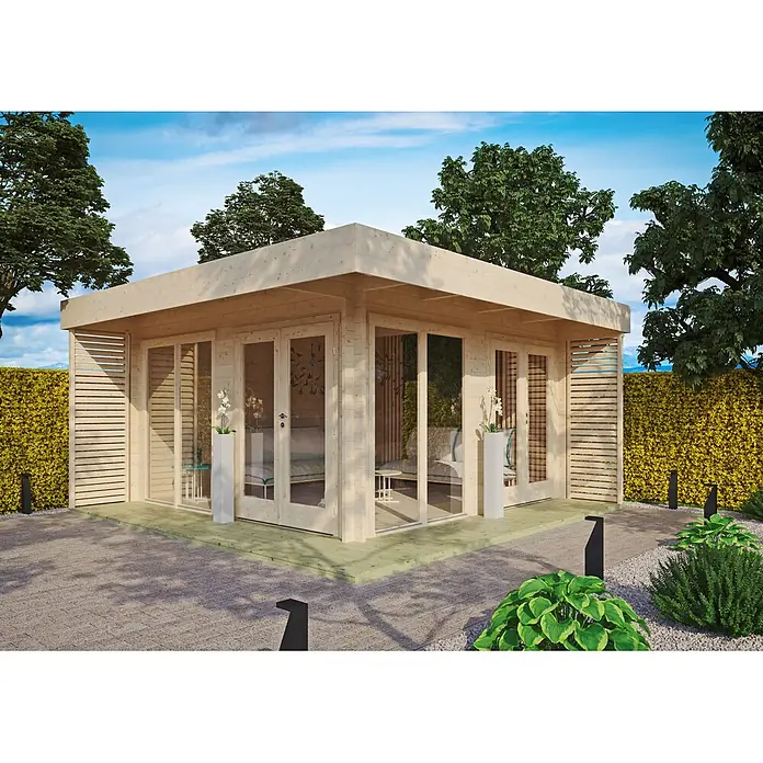 Fjordholz Gartenlounge Modell Lina 44 A, 20.85 m², Grau Imprägnierung -  - Helles Holz Gartenhaus mit Glastüren und Flachdach, auf einer Terrasse in einer üppigen Gartenumgebung.