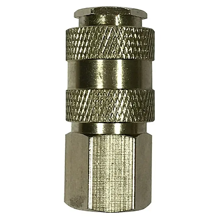 Craftomat Kupplung Universal - ¼″ (Innengewinde) - Nahaufnahme eines Messing-Schnellkupplungsadapters mit gerändelter Oberfläche für verbesserte Griffigkeit und sichere Verbindungen.