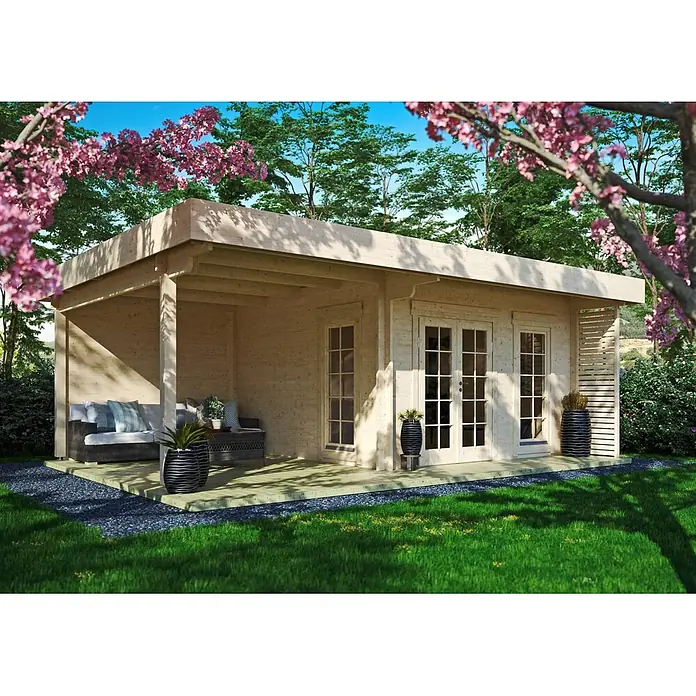 Gartenlounge Modell Petra 44 C, 13.78  m², Isolierverglasung -  - Helles Holz-Gartenhaus mit überdachter Veranda, Doppeltüren und Fenstern, umgeben von rosafarbenen Blütenbäumen.