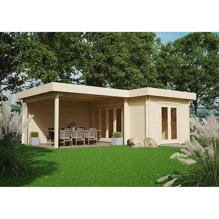 Gartenlounge Modell Sandra 44 E, 28.59 m², Isolierverglasung -  - Ein Gartenhaus aus hellem Naturholz mit integrierter überdachter Terrasse und Essgarnitur, umgeben von Bäumen.