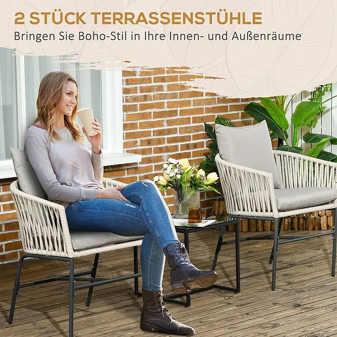 Furnicato Loungesessel-Set 2-teilig, Boho-Look, Beige -  - Zwei moderne Boho-Terrassenstühle mit hellen geflochtenen Sitzen, grauen Kissen und einem Tisch, eine Frau trinkt darauf.