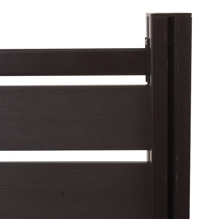 Alu Mülltonnen-Zaun 130x100x6cm Anthrazit Holzoptik erweiterbar -  - Nahaufnahme eines dunkelbraunen Zaunfeldes mit horizontalen strukturierten Lamellen und einem glatten vertikalen Pfosten.