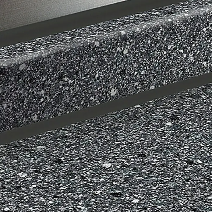 Resopal Copete - Granito, 305 cm - Primer plano de una encimera de granito oscuro, que ofrece un diseño elegante y duradero para cualquier cocina.