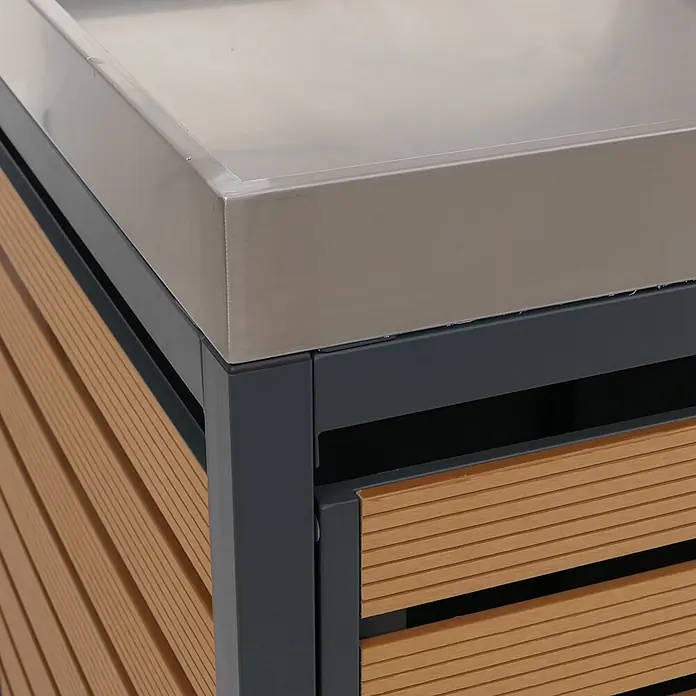 2er Mülltonnenverkleidung 124x134x84cm & Pflanzkasten Teak-Optik Edelstahl -  - Außenküchenmodul mit Edelstahl-Arbeitsplatte, dunkelgrauem Rahmen und Holzlamellenverkleidung.